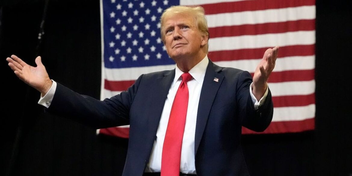 Donald trump in front of american flag.jpg