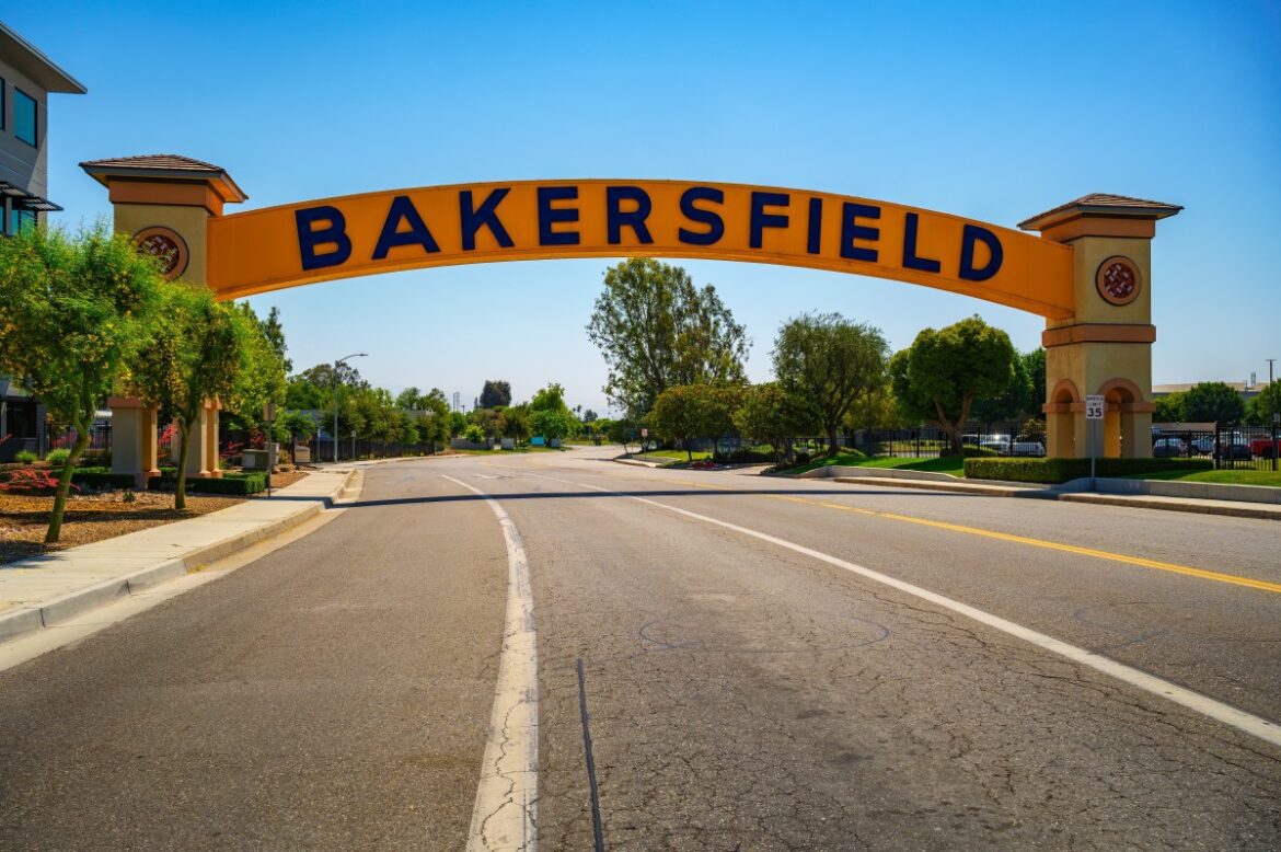 Bakersfield welcome sign a wide arched street sign. also known as the bakersfield neon arch it is on.jpeg