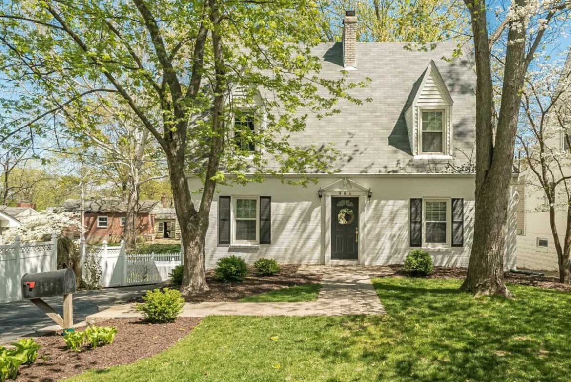 St Louis MO 984 N Woodlawn Ave.jpg